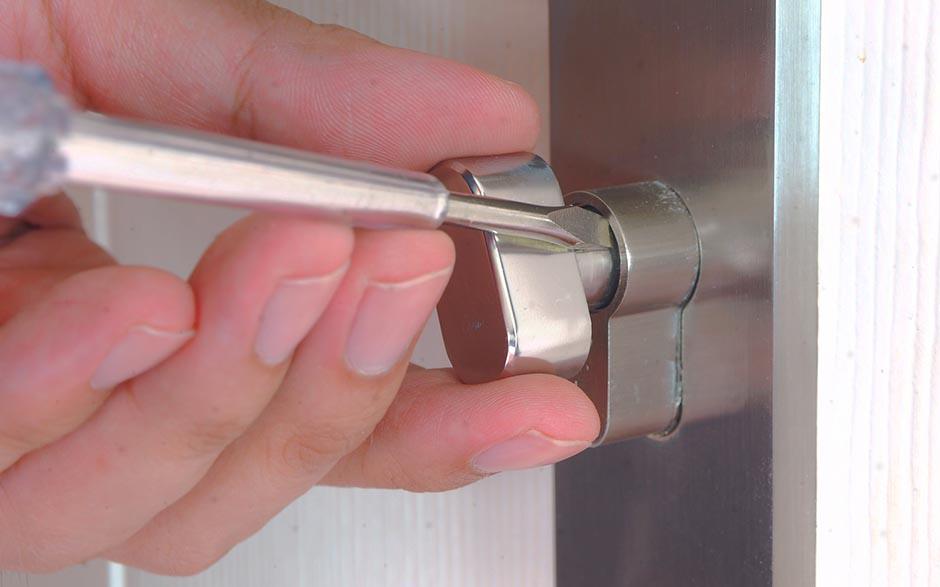 serrurier pour ouverture de porte coincée Paris 18